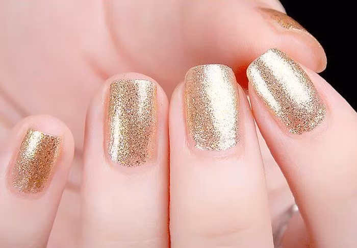 Móng tay ánh kim lấp lánh và long lanh kiêu kì này chính là nhựng mẫu nail đáp ứng theo xu hướng hiện đại nên rất được ưa chuộng hiện nay.