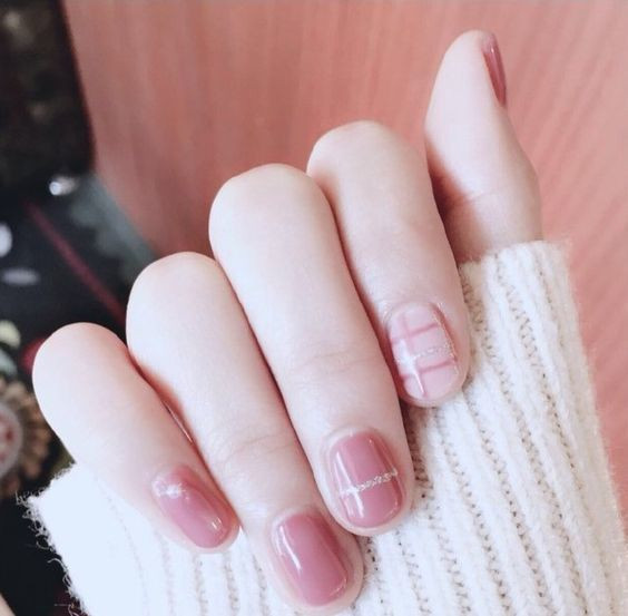 Trong dịp Tết Nguyên Đán này, tone màu nude giúp bộ móng tay của bạn thêm nổi bật và sang trọng hơn rất nhiều.