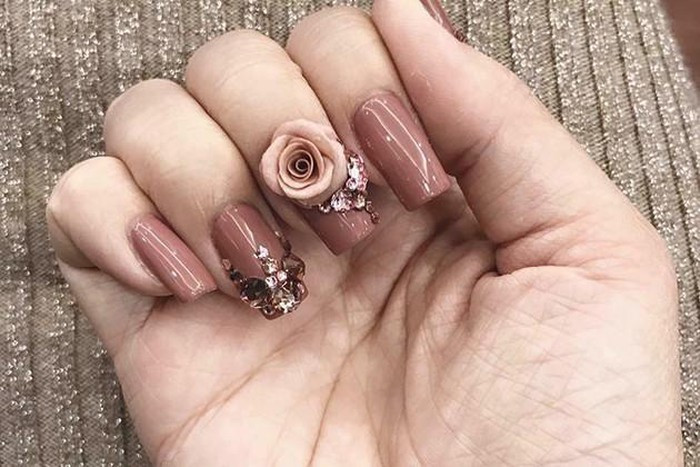 Đây cũng chính là một trong những mẫu nail chưa bao giờ lỗi mốt mà hơn thế nó lại ngày càng được ưa chuộng. Nail đẹp đính đá có rất nhiều mẫu mã và kiểu cách khác nhau để bạn thỏa sức lựa chọn.