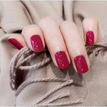 Mẫu nail đỏ phù hợp với mọi lứa tuổi từ gái đôi mươi tới các quý cô trung niên đều có thể thử.