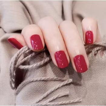 Mẫu nail đỏ phù hợp với mọi lứa tuổi từ gái đôi mươi tới các quý cô trung niên đều có thể thử.