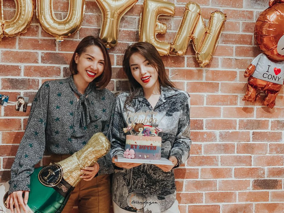 Chiếc áo sơ mi của họ có sự đồng điệu về màu sắc. Ảnh: FB. Mời độc giả theo dõi video "Minh Hằng chia sẻ về phong cách thời trang". Nguồn: VTC.