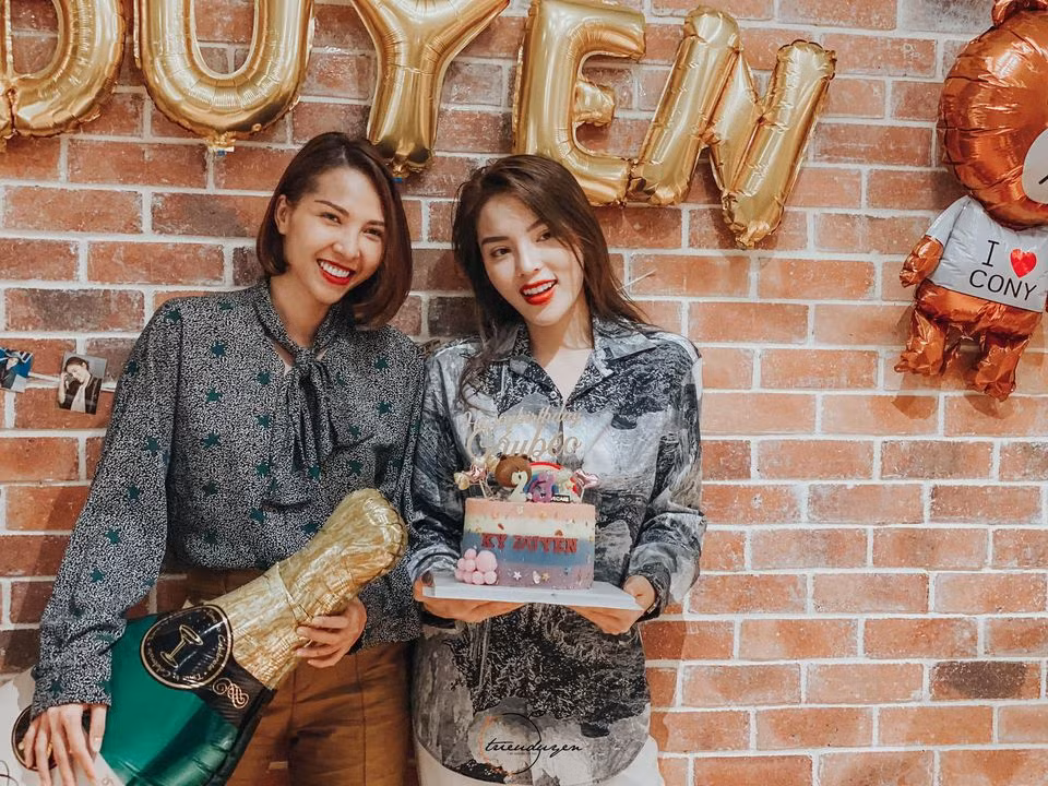 Chiếc áo sơ mi của họ có sự đồng điệu về màu sắc. Ảnh: FB. Mời độc giả theo dõi video "Minh Hằng chia sẻ về phong cách thời trang". Nguồn: VTC.