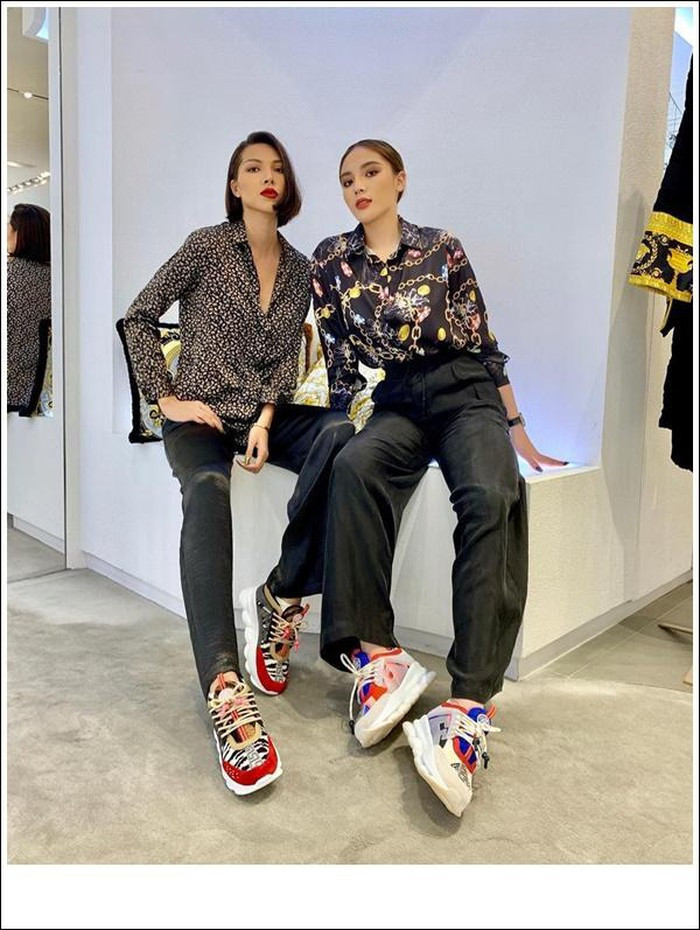 Đến cả phụ kiện như đôi sneaker của họ cũng có sự tương đồng về kiểu dáng và màu sắc.