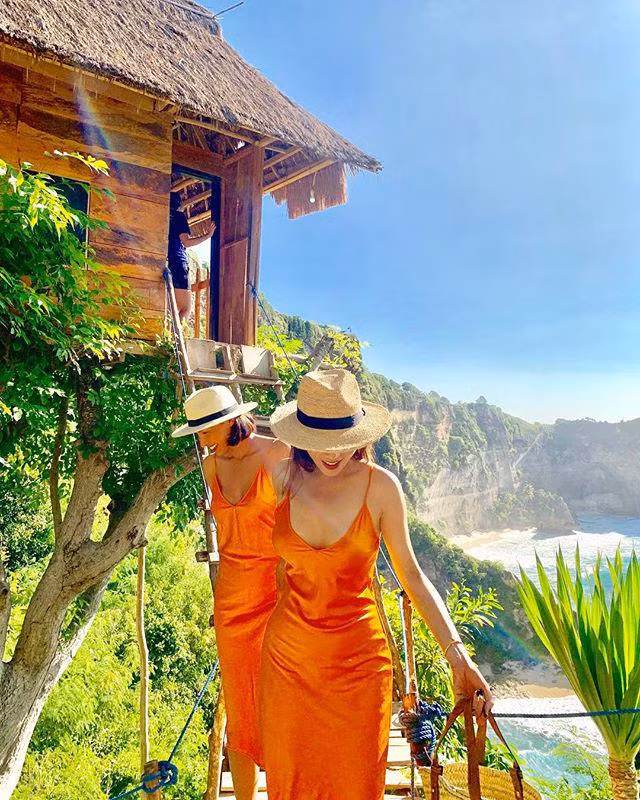 Kỳ Duyên và Minh Triệu có sự tương đồng về vóc dáng lẫn phong cách thời trang gợi cảm.