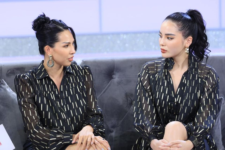 Cặp đôi thường kết hợp váy áo đồng điệu sắc màu, hoạ tiết và kiểu dáng khi tham gia các gameshow và mix đồ street style.