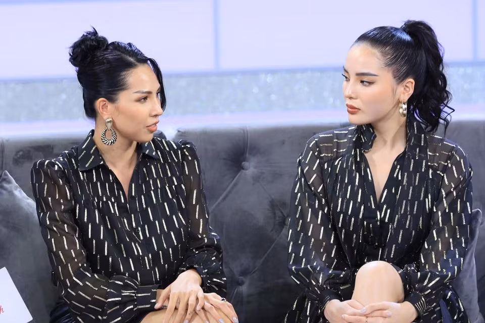 Cặp đôi thường kết hợp váy áo đồng điệu sắc màu, hoạ tiết và kiểu dáng khi tham gia các gameshow và mix đồ street style.