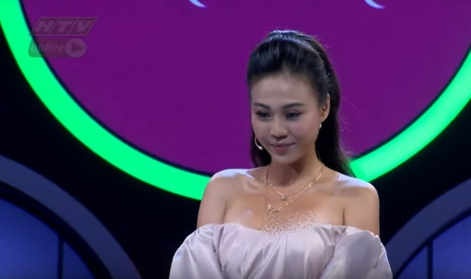 Theo đó, khi tham gia chương trình cô mặc một chiếc quần dài bó sát làm lộ phần mỡ thừa ở bụng, áo crop top trễ vai gợi cảm, tuy nhiên chiếc áo này quá hở khiến cho vòng ngực của người đẹp bị hớ hênh, suýt lộ trên sân khấu.