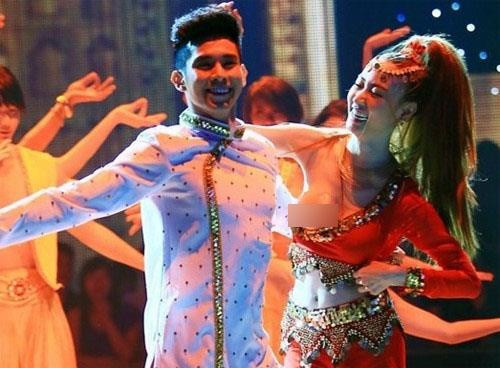 Năm 2013, Ngân Khánh hóa thân thành cô gái Ấn Độ với bộ trang phục thiếu vải vô tình để lộ cả bầu ngực bên phải trước khán giả xem truyền hình trực tiếp. Cô đã bị Sở Văn hóa Thể Thao và Du Dịch TP HCM phạt 3,5 triệu đồng vì sự cố đáng tiếc này. Ảnh: Internet.