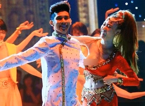 Năm 2013, Ngân Khánh hóa thân thành cô gái Ấn Độ với bộ trang phục thiếu vải vô tình để lộ cả bầu ngực bên phải trước khán giả xem truyền hình trực tiếp. Cô đã bị Sở Văn hóa Thể Thao và Du Dịch TP HCM phạt 3,5 triệu đồng vì sự cố đáng tiếc này. Ảnh: Internet.