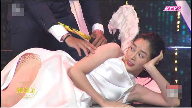 Cũng hồi tháng 7 năm ngoái, chương trình Người ấy là ai phát sóng trên kênh HTV đã nhận phải một số tranh cãi xung quanh việc nữ diễn viên Mai Thanh Hà ăn mặc hớ hênh lên sóng truyền hình. Lúc đó, cô diện chiếc váy xẻ cao, tạo dáng phản cảm trên sóng truyền hình.