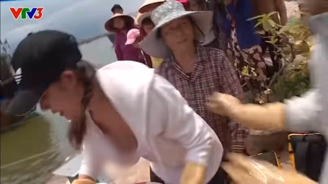 Trong tập 4 chương trình Cuộc đua kỳ thú tối 27/7/2019, thành viên của đội Trắng là Hoàng Hạnh mặc áo cổ rộng. Khi cúi xuống thực hiện nhiệm vụ, cô để lộ bộ phận nhạy cảm trước mắt khán giả theo dõi kênh VTV3. Nhiều người cảm thông nhưng cũng không ít người chỉ trích cô hớ hênh.