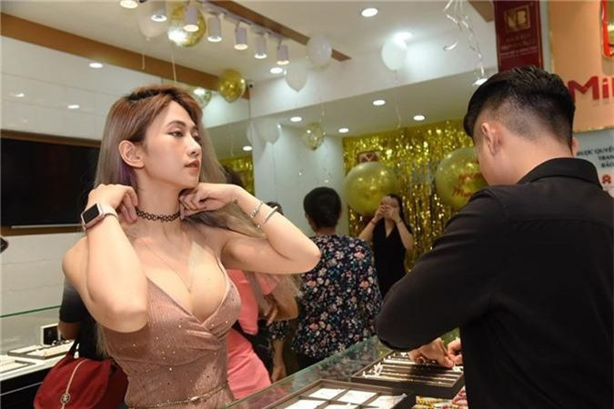 Để có vóc dáng cân đối, Xuân Anh tập đều toàn thân, nhưng chú trọng hơn ở phần mông, đùi. Tập các bài squat, biến thể của squat, tập với bóng mềm, tập với tạ... giúp cô nàng đạt số đo vòng 3 ấn tượng - 96cm.