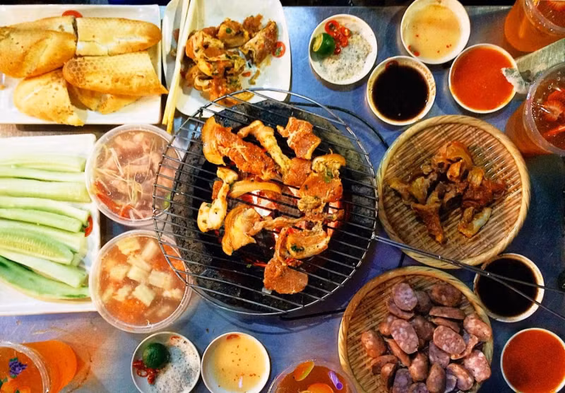 Điều này có nghĩa là quán chỉ đưa ra cho khách những đĩa thức ăn đã được tẩm ướp, còn “công cuộc nướng” thuộc về thực khách