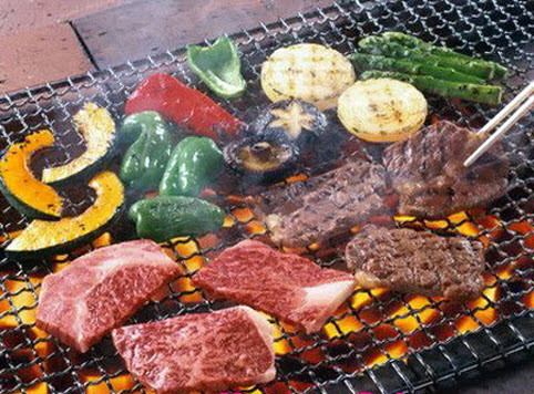 Thực đơn của quán Nhắng nướng cũng khá đa dạng, có rất nhiều món lạ độc cho khách hàng lựa chọn.