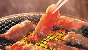 Ăn nhắng nướng, bạn không thể thưởng thức một cách lười biếng như các món trên mà phải tự tay lật nướng các món ăn.