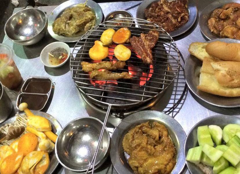 Thịt được ướp sẵn ngấm gia vị, đồ được nướng bằng than hoa nên có mùi thơm đặc trưng của than và thịt hòa lẫn.