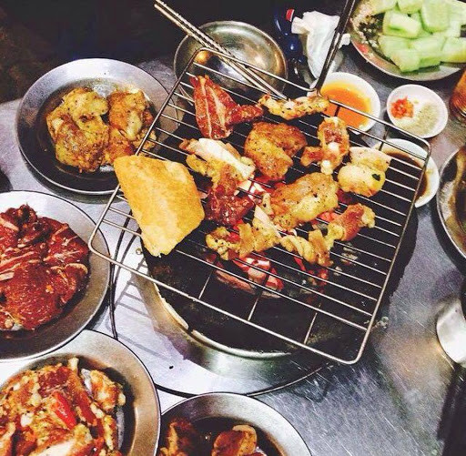 Hà Nội có cả phố nhắng nướng Đại Cồ Việt. Gọi là phố nướng có lẽ hơi "ngoa", vì dọc Đại Cồ Việt chỉ có đôi ba quán Nhắng. Tuy nhiên, nơi đây là mảnh đất đầu tiên cho ra đời món ăn độc đáo này ở Hà Nội.