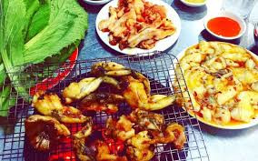 Một đĩa nhắng nướng rất phong phú gồm thịt ba chỉ, lòng, tràng, nầm, bò, bạch tuộc…