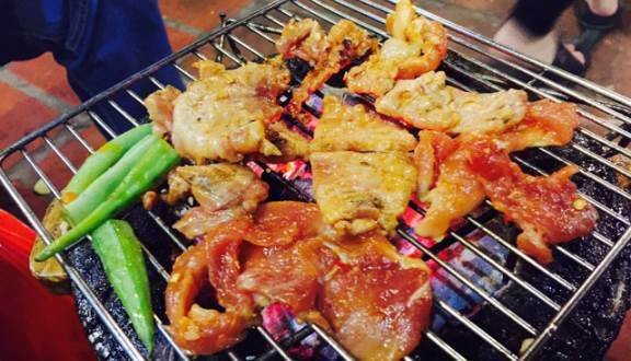 Cái tên nhắng nướng đặt ra nhằm thu hút tính tò mò của khách hàng và hơn hết là để đưa ra một cái tên gọi khác cho những người thích ăn nướng lụi.