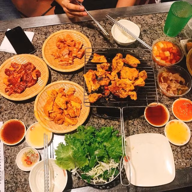 Từ lâu, nhắng nướng đã trở thành một kiểu văn hóa ăn uống được đông đảo mọi người yêu thích..