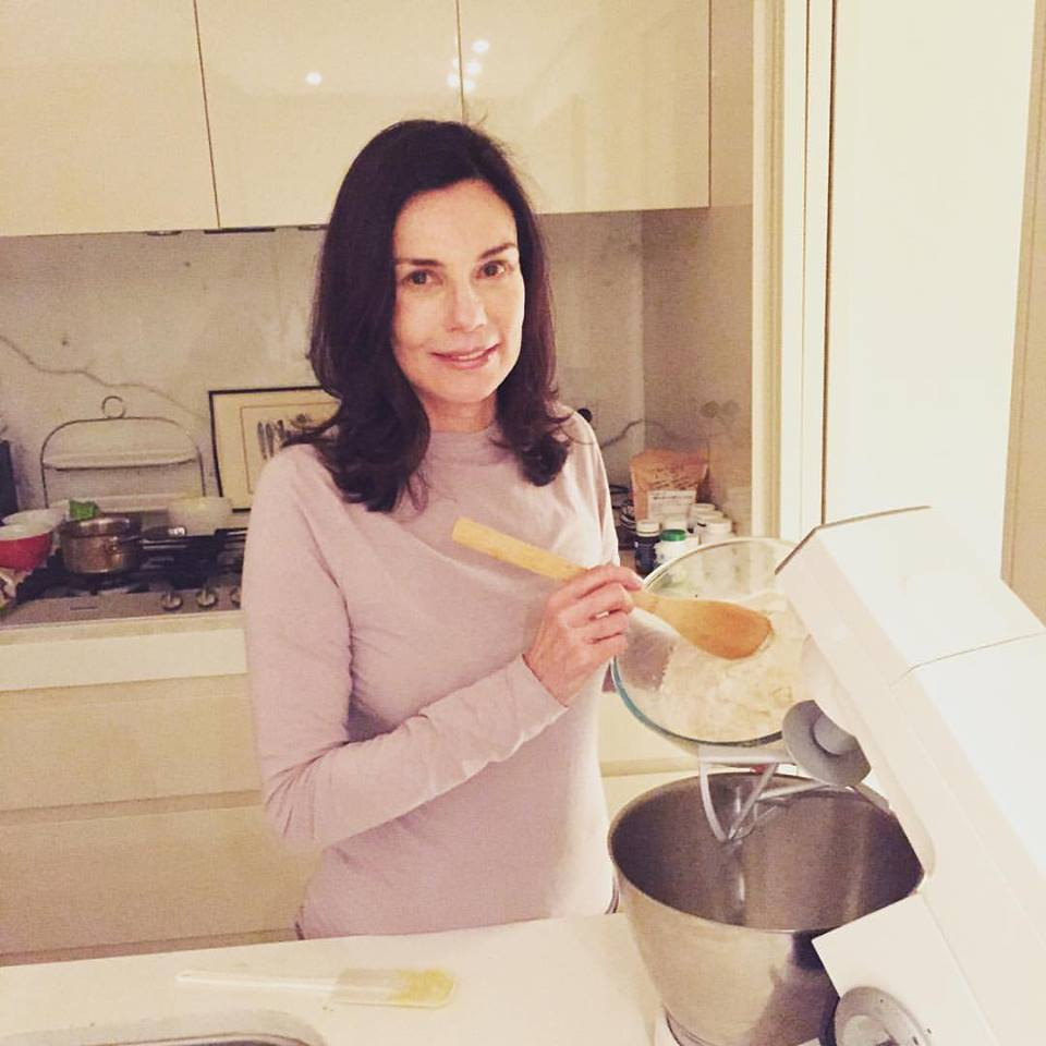 Lí giải cho điều này, bác sĩ thẩm mỹ tại Cosmedics clinic (Anh) Ross Perry giải thích: cơ chế đó được gọi là glycation. Có nghĩa là đường sẽ bám vào bất cứ protein nào bên trong cơ thể và sản xuất ra các phân tử gây hại. Chính chúng sẽ làm giảm tính hiệu quả của elastin và collagen- những loại protein trong da giúp duy trì dáng vẻ tươi trẻ của chúng.