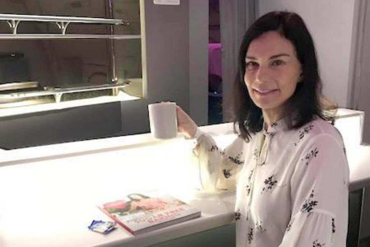 Ngoài ra, để bảo vệ làn da tươi trẻ, bà Carolyn luôn bôi kem chống nắng khi ra ngoài, không bao giờ tắm nắng và tẩy trang thật sạch sau khi trang điểm. Ảnh: Internet.