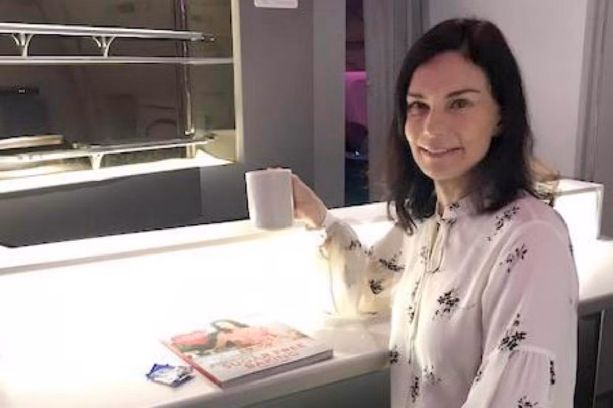 Ngoài ra, để bảo vệ làn da tươi trẻ, bà Carolyn luôn bôi kem chống nắng khi ra ngoài, không bao giờ tắm nắng và tẩy trang thật sạch sau khi trang điểm. Ảnh: Internet.