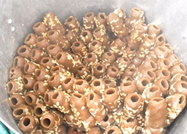 Với du khách, khi nói đến bánh Tu Huýt – món ăn vặt Quảng Trị, nhiều người không khỏi ngạc nhiên với cái tên lạ lẫm khá thú vị của nó.