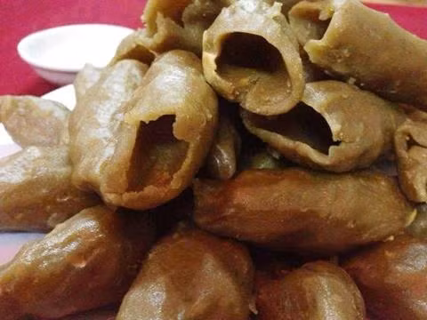 Với những ai sinh ra và lớn lên ở vùng quê nắng gió Quảng Trị thì hình ảnh những chiếc bánh Tu Huýt trở nên rất quen thuộc.