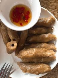 Khoai, sắn thái lát phơi khô sau sẽ được xay thành bột mịn rồi từ bột này sẽ đem trộn với nhau cùng với đường mía, cho nước vào nhào thật dẻo để bột cùng đường quyện vào nhau. Nếu cầu kỳ hơn thì họ sẽ đem trộn thêm một nước nước đậu đen, đậu đỏ hoặc lạc để tạo nên những chiếc bánh Tu Huýt hấp dẫn hơn.