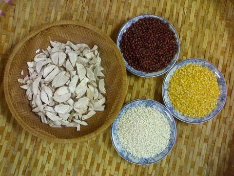 Những chiếc bánh mang hương vị thơm dẻo của bột sắn, của khoai kèm vị ngọt dịu của đường mía, trở thành một món quà của tuổi thơ bao người mà họ không dễ gì quên được.