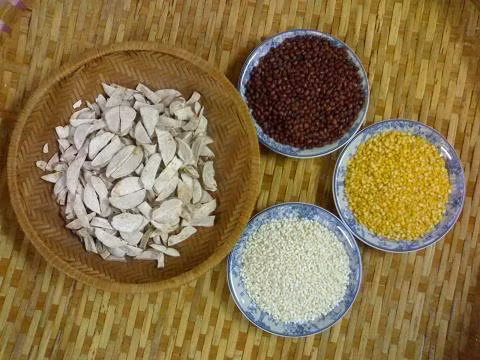 Những chiếc bánh mang hương vị thơm dẻo của bột sắn, của khoai kèm vị ngọt dịu của đường mía, trở thành một món quà của tuổi thơ bao người mà họ không dễ gì quên được.