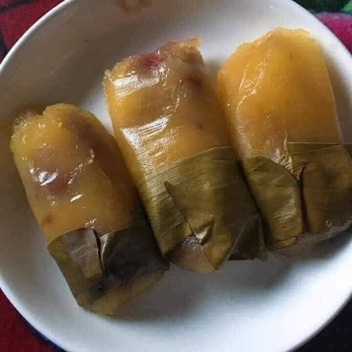 Tiếp tục đem những chiếc bánh đã nặn này vào nồi hấp, hoặc nếu làm ít có thể bỏ vào nồi cơm khi cạn nước, ăn sẽ càng thêm thú vị. Khi bánh Tu Huýt chín sẽ có màu nâu mịn màng và thơm mùi khoai, đậu, sắn và mang vị ngọt dịu của đường mía.