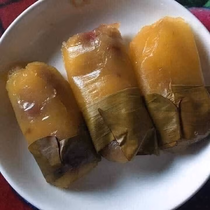 Tiếp tục đem những chiếc bánh đã nặn này vào nồi hấp, hoặc nếu làm ít có thể bỏ vào nồi cơm khi cạn nước, ăn sẽ càng thêm thú vị. Khi bánh Tu Huýt chín sẽ có màu nâu mịn màng và thơm mùi khoai, đậu, sắn và mang vị ngọt dịu của đường mía.