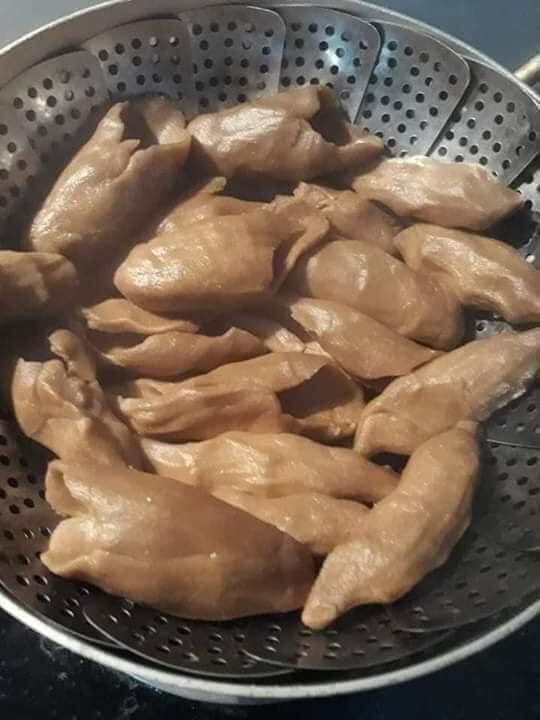 Tu Huýt là loại bánh được là từ bột khoai, bột sắn nhưng ngon nhất vẫn là những chiếc bánh ngon trộn cả hai thứ bột này vào làm một, thì mới tạo nên một hương vị đậm đà, lạ miệng.