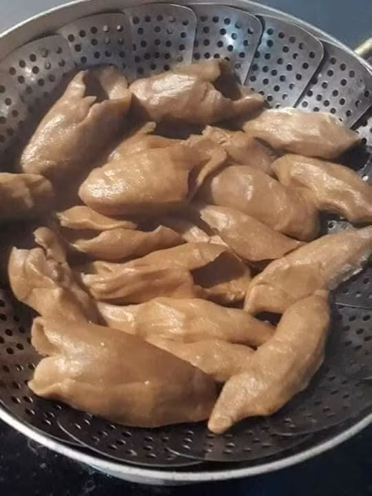 Tu Huýt là loại bánh được là từ bột khoai, bột sắn nhưng ngon nhất vẫn là những chiếc bánh ngon trộn cả hai thứ bột này vào làm một, thì mới tạo nên một hương vị đậm đà, lạ miệng.