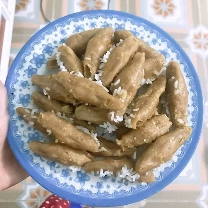 Họ tiếp tục bỏ vào bao nilon để bảo quản lâu dài. Thường là vào mùa mưa thì người dân nơi đây mới đem ra làm bánh Tu Huýt.