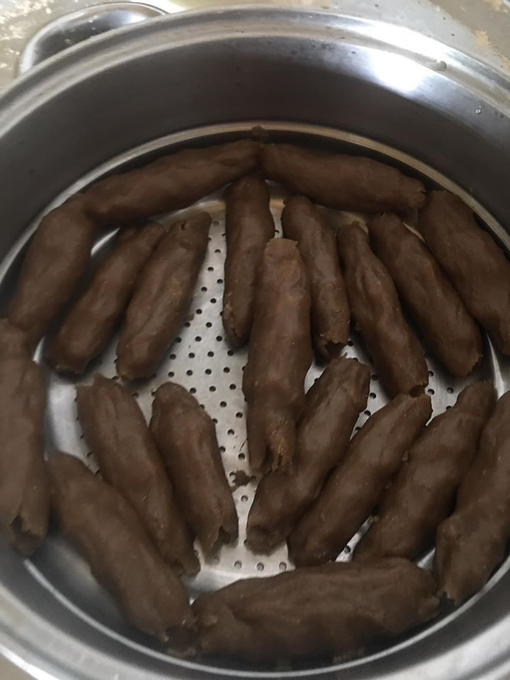 Bột đã nhào sẽ được nắm vào chiếc đũa sao cho những chiếc bánh đều, chặt, khi bánh đã mịn, bám chắc thì rút đũa ra tạo nên một lỗ giữa bánh.