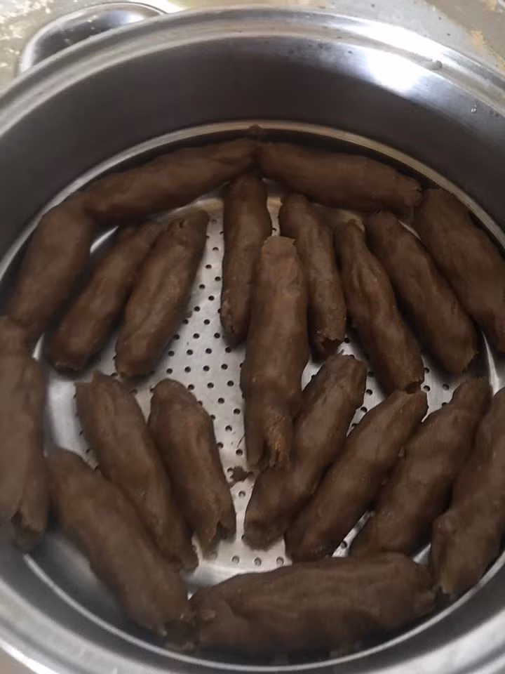 Bột đã nhào sẽ được nắm vào chiếc đũa sao cho những chiếc bánh đều, chặt, khi bánh đã mịn, bám chắc thì rút đũa ra tạo nên một lỗ giữa bánh.