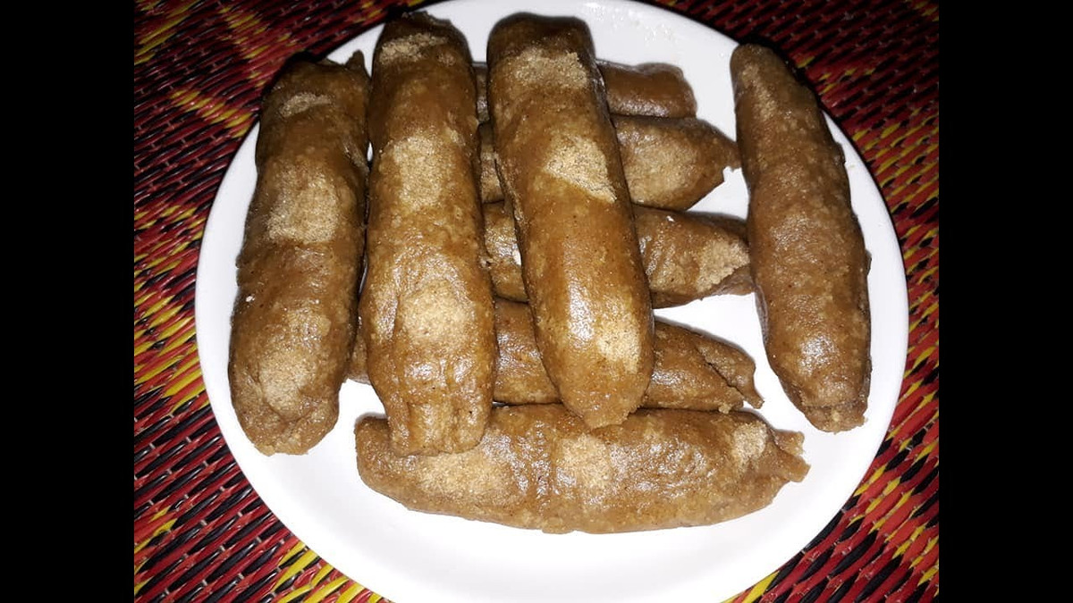 Với người dân địa phương, để làm món ăn vặt Quảng Trị này, họ sẽ chọn những củ sắn, củ khoai không bị sâu, có chất lượng ngon, đem đi cạo sạch lớp vỏ lụa bên ngoài rồi thái lát mỏng đem đi phơi khô.