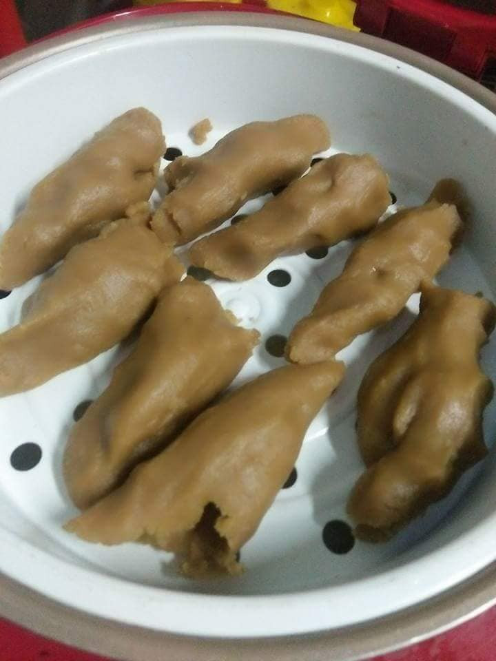 Bánh Tu Huýt là món ăn vặt Quảng Trị phải ăn nóng mới thú vị. Vừa ăn bánh, vừa thổi vào lỗ giữa thân bánh tạo nên những âm thanh như những chiếc tu huýt vậy. Khi bạn dùng bánh, sẽ thấy điểm thú vị giản đơn của tên bánh cũng từ đó mà ra. Mời độc giả theo dõi video "Quán bánh mỳ Việt nức tiếng Sài Gòn". Nguồn: VTC.