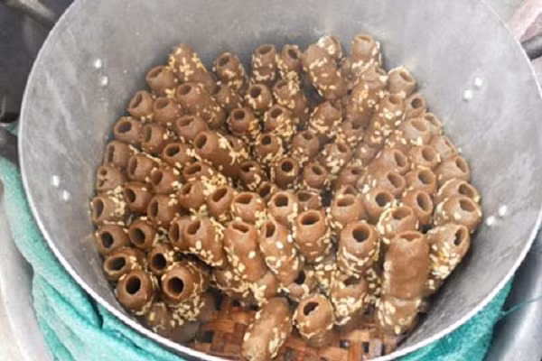 Đi du lịch Quảng Trị, có dịp tìm hiểu nhiều địa danh lịch sử và cũng có nhiều cơ hội biết đến bao đặc sản địa phương gắn với nhiều câu chuyện để nhớ hoài. Và câu chuyện về bánh tu huýt chắc chắn cũng như thế.