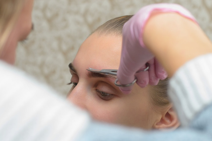 Tỉa lông mày: Có nhiều dáng lông mày khác nhau để bạn thử nghiệm. Tuy nhiên, dù có ý định thử bất cứ kiểu nào đi chăng nữa bạn cũng cần đảm bảo chúng có hàng lối, khuôn hình rõ ràng. Vì vậy, đừng quên cạo, tỉa lông mày gọn gàng thường xuyên.