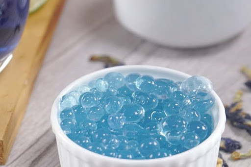 Lưu ý khi dùng hoa đậu biếc: Khi xác định độc tính của anthocyanin trong hoa đậu biếc, người ta nhận thấy anthocyanin không có tác dụng bất lợi nào được báo cáo khi cho người lớn uống đến 640 miligam mỗi ngày. Do đó, với mức độ uống 1-2 ly trà hoa đậu biếc trong ngày (khoảng 5-10 bông, tương đương 1-2 gam hoa khô) thiết nghĩ cũng không có hại.