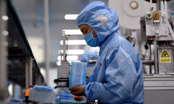 Che duoc vac xin chong virus corona moi, them nguoi nhiem benh du khong den Vu Han