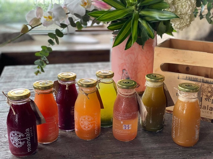 Trong 7 ngày liên tục, mỗi ngày cô đều uống 8 chai nước ép với các thành phần chủ yếu là táo xanh, củ dền, súp lơ, cần tây, dứa, chanh, gừng... Dù "thấy đói và nhớ cảm giác nhai đồ ăn", Hồng Nhung vẫn kiên trì hoàn thành 7 ngày detox và nhận được kết quả ưng ý: "Kết quả là thân nhẹ nhàng như mây. Da mịn, mắt sáng, dáng thon. Ăn gì cũng thấy thơm ngon lên gấp bội".