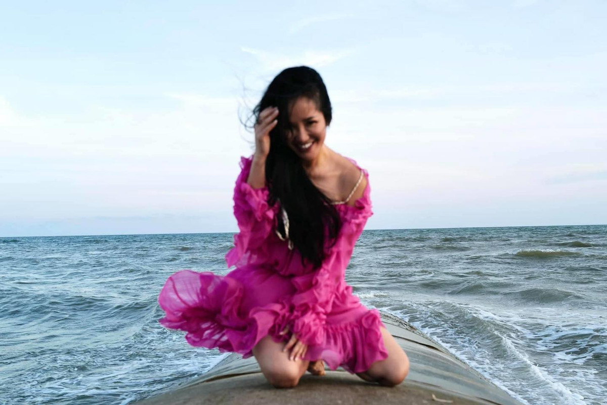 Thời gian này, bà mẹ hai con áp dụng chế độ detox bằng nước ép rau củ quả trong một tuần nhằm thanh lọc cơ thể, đào thải độc tố tích tụ lâu ngày ở các cơ quan nội tạng. Cô giảm dần lượng đồ ăn trong 3 ngày trước khi bước vào tuần detox.