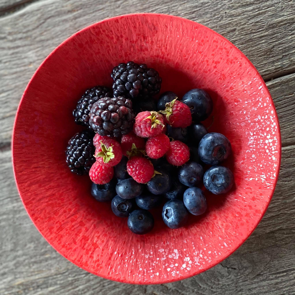 Trong ngày cô ăn 3 bữa chính, 2 bữa phụ với thành phần chủ yếu là rau củ quả, trái cây, uống nhiều nước để hạn chế cảm giác thèm ăn cũng như cung cấp đủ độ ẩm cho cơ thể. Các món ăn phần lớn được hấp, luộc hoặc nướng thay vì chiên rán nhiều dầu mỡ.