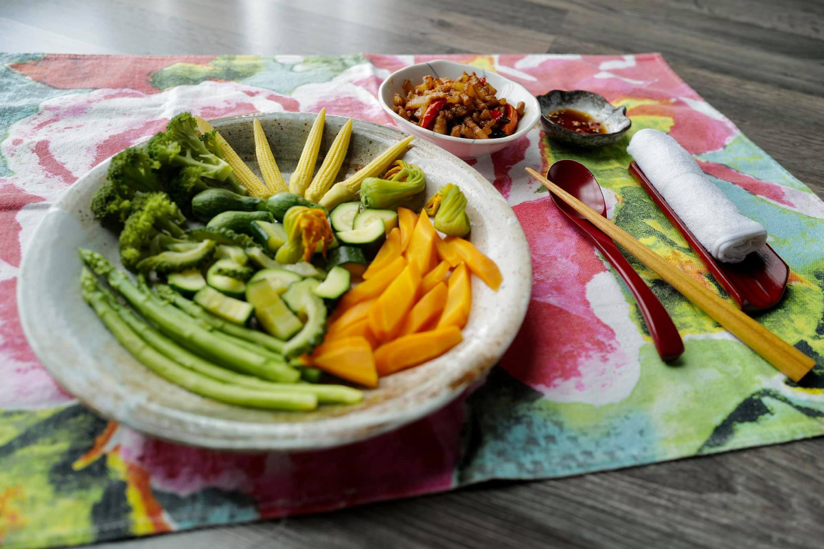 Kết thúc liệu trình detox, 3 ngày tiếp theo, Hồng Nhung ăn một lượng nhỏ thức ăn để cơ thể làm quen, sau đó trở lại chế độ ăn bình thường. Chế độ ăn thường ngày của nữ ca sĩ luôn có hàm lượng chất xơ cao.